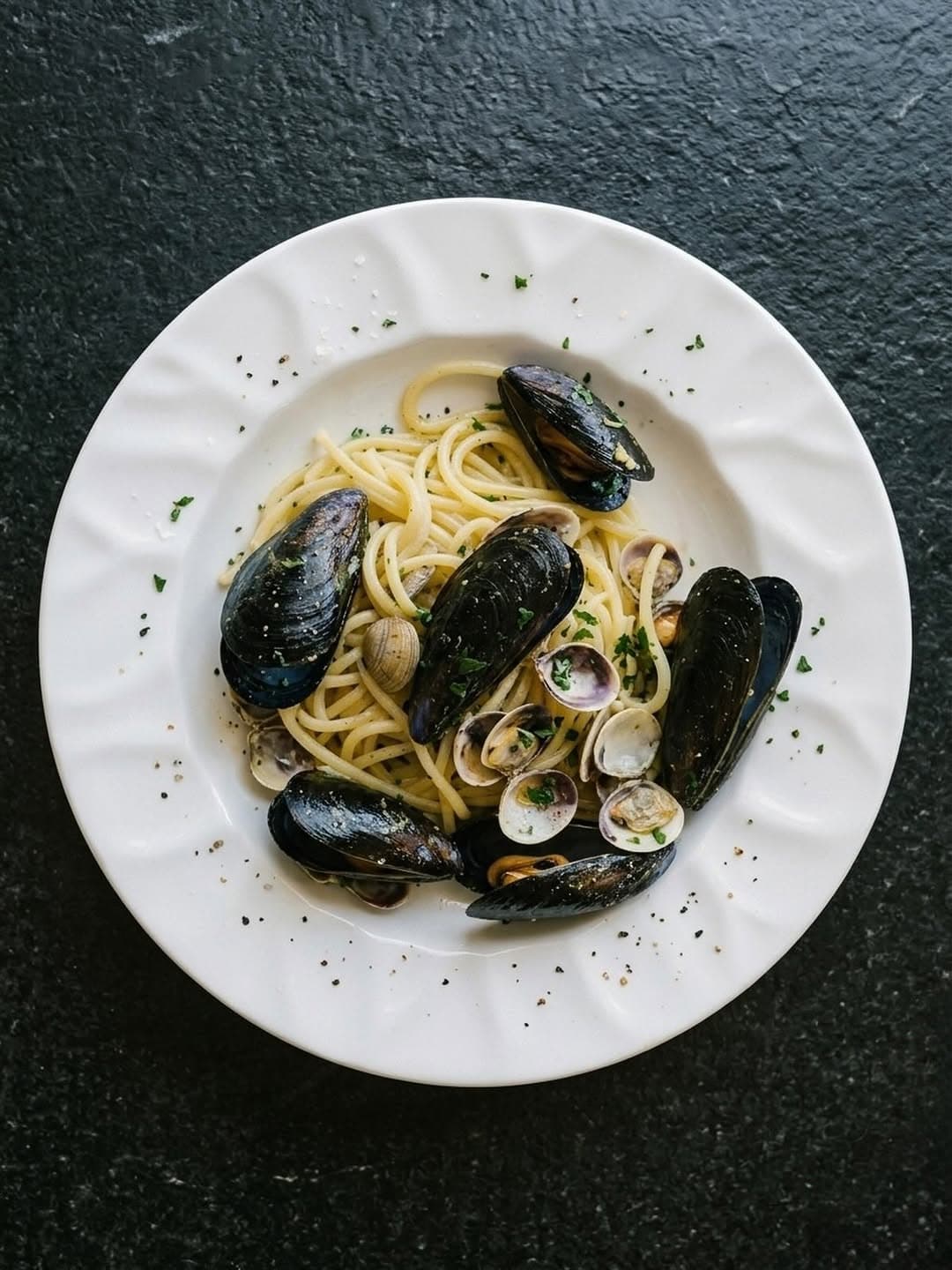 Piatto di pasta con cozze e vongole pubblicato su Instagram da Antichi Sapori